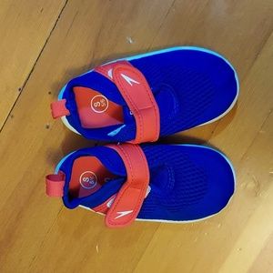 Speedo water shoes kids size small 5/6